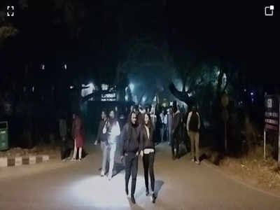 बीबीसी डॉक्यूमेंट्री विवाद में जामिया के छात्रों को मिला JNU स्टूडेंट्स का साथ, पुलिस के विरोध में देर रात निकाला मार्च