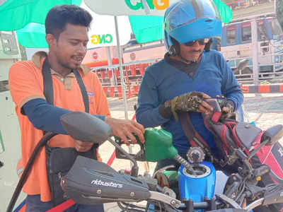 Petrol Diesel Prices: 8 মাসেরও বেশি সময় জ্বালানির দামে হাঁসফাঁস, কলকাতায় আজ পেট্রল কত?