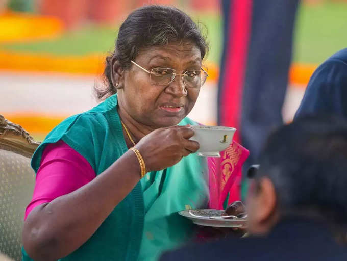 रिसेप्‍शन में चाय की चुस्कियां लेतीं राष्‍ट्रपति मुर्मू