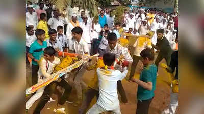 प्रजासत्ताक दिनी शाळकरी मुलांना जुंपून भरवली बैलगाडा शर्यत; मुख्याध्यापकांच्या नावाने पळवली बारी