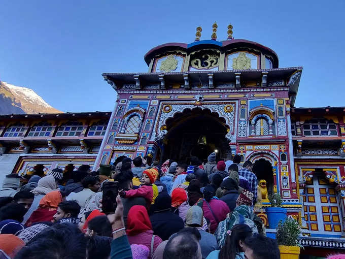 Devotees_at_the_Badrinath_Temple_in_Uttarakhand,_India