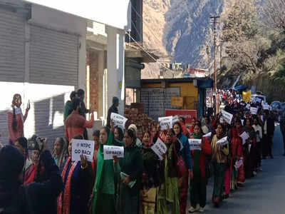 Joshimath: NTPC GO BACK... जोशीमठ के लोगों का फूटा गुस्सा, हजारों की संख्या में सड़कों पर उतरे, ये भीड़ सरकार की बढ़ा सकती है टेंशन, देखें तस्वीरें