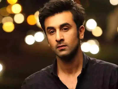 Ranbir Kapoor: ரசிகரின் செல்போனை பிடுங்கி தூக்கி எறிந்த ரன்பீர்:  வைரலாகும் அதிர்ச்சி வீடியோ.!