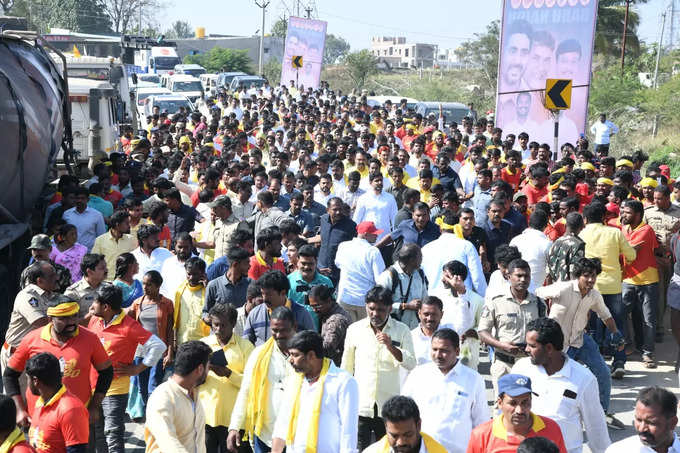 చంటిబిడ్డతో వచ్చిన దంపతులు.. నారా లోకేష్ పాదయాత్రలో ఆసక్తికర సన్నివేశం