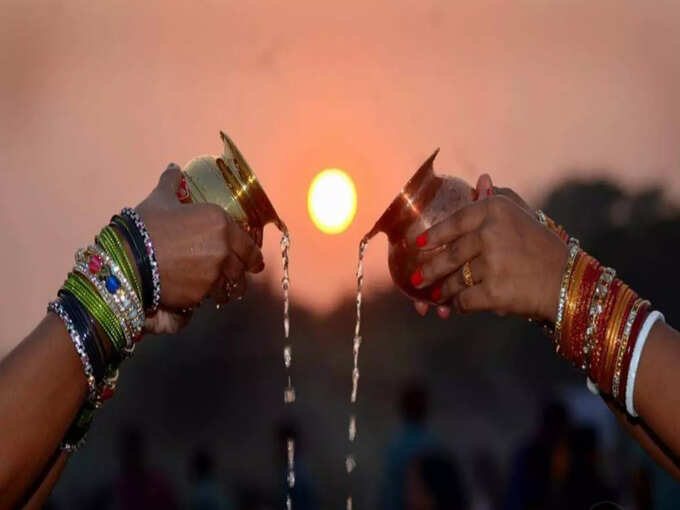 ಸೂರ್ಯ ದೇವರಿಗೆ ಅರ್ಘ್ಯ