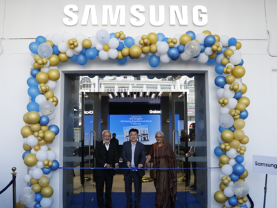 Samsung का लाखों का सबसे महंगा फोन मिल रहा फ्री में, ग्राहकों की बल्ले-बल्ले