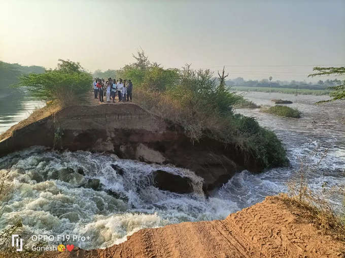 मोहोळ तालुक्यातील पाटकुल येथून जाणारा उजनीचा डावा उजवा कालवा आज सकाळी ६ वाजता खरात वस्ती येथे फुटून शेतीचे मोठ्या प्रमाणात नुसकान झाले आहे. जवळपास चार ते पाच विहीरी .गाळ जाऊन पूर्ण भरलेल्या आहेत शेतकऱ्यांच्या हातात तोंडाला आलेला घास हिरावला गेला असून द्राक्ष, ऊस, डांळीब या पिकांचं मोठं नुकसान झालं आहे. या बरोबरच लोकांच्या घरामध्ये पाणी घुसल्याने मोठ्या प्रमाणात नुकसान झालं आहे.