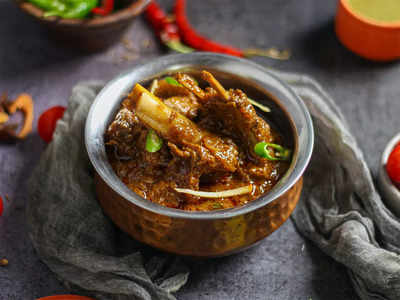 Bengali Mutton Curry: বাটা মশলায় রেঁধে ফেলুন মটন কষা, রুটি-পরটা বা ভাতের সঙ্গে জমে যাবে রবিবাসরীয় লাঞ্চ