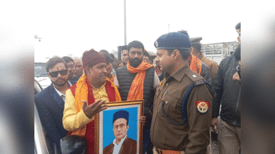 AMU से जिन्ना की तस्वीर हटाकर वीर सावरकर की तस्वीर लगाने पहुंची हिंदू महासभा, 72 घंटे का दिया अल्टीमेटम