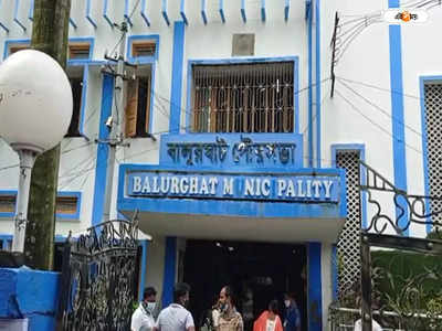Balurghat Municipality: শহরে যত্রতত্র লাগানো রাজনৈতিক পোস্টার-হোর্ডিং, খুলতে তৎপর বালুরঘাট পুরসভা! ঘটনা ঘিরে বিতর্ক