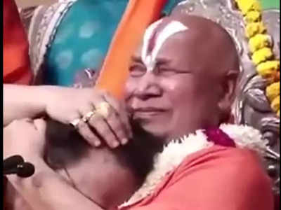 गले लगाया, रोने लगे, पर्दे के राम अरुण गोविल और राम भक्त रामभद्राचार्य के मिलन का ये वीडियो देखा आपने