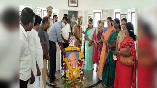 தேசத் தந்தை மகாத்மா காந்தி நினைவு தினம்: கன்னியாகுமரி காந்தி நினைவு மண்டபத்தில் மாவட்ட ஆட்சியர் அஞ்சலி!