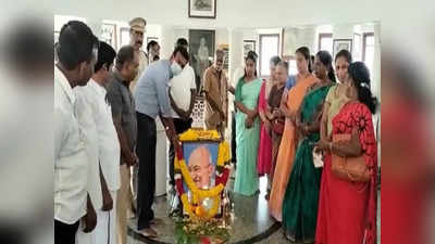 தேசத் தந்தை மகாத்மா காந்தி நினைவு தினம்: கன்னியாகுமரி காந்தி நினைவு மண்டபத்தில் மாவட்ட ஆட்சியர் அஞ்சலி!