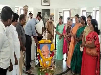 தேசத் தந்தை மகாத்மா காந்தி நினைவு தினம்: கன்னியாகுமரி காந்தி நினைவு மண்டபத்தில் மாவட்ட ஆட்சியர் அஞ்சலி!