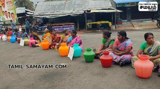 நாமக்கல் -பொது கிணற்றை ஆக்கிரமித்த நபர் மீது நடவடிக்கை எடுக்க கோரி பொதுமக்கள் சாலை மறியல்