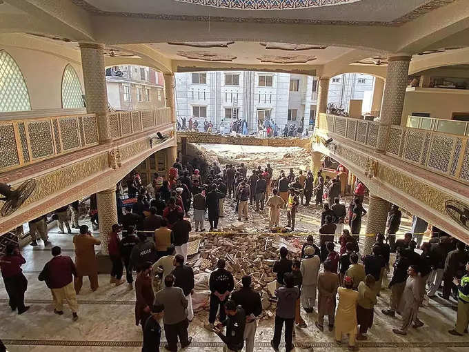 धमाके के कारण ढह गया मस्जिद का हिस्सा