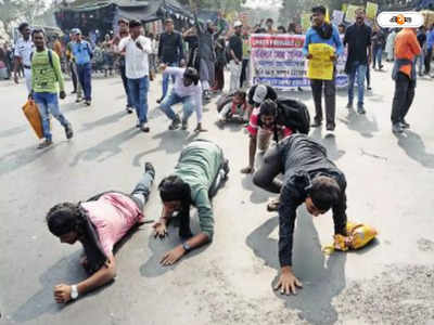 Primary TET Scam : হামাগুড়ি দিয়ে মিছিল হবু শিক্ষক-শিক্ষিকাদের