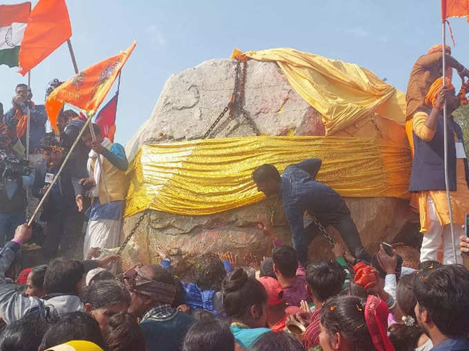 शालिग्राम को छूने के लिए उमड़ पड़े लोग