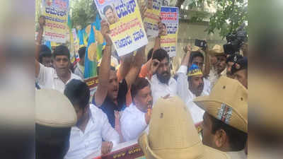 CD Politics In Karnataka: ಡಿಕೆಶಿ ಕುರಿತಾಗಿ ಆರೋಪ ಮಾಡಿದ್ದ ರಮೇಶ್ ಜಾರಕಿಹೊಳಿ ವಿರುದ್ಧ ಪ್ರತಿಭಟನೆ, ಮನೆಗೆ ಮುತ್ತಿಗೆ ಯತ್ನ