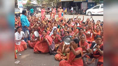 सोलापुरात अंगणवाडी सेविकांचे अनोखे आंदोलन; थाळ्या वाजवत जिल्हाधिकारी परिसर दणाणून सोडला