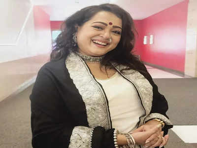 Aparajita Auddy : ইটস পাঠান টাইম..., সিনেমা হল-এ গান ধরলেন অভিনেত্রী অপরাজিতা আঢ্য