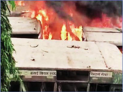 वसई-विरार महापालिकेच्या परिवहनाच्या बस जळून खाक; नालासोपारा पूर्व येथील घटना