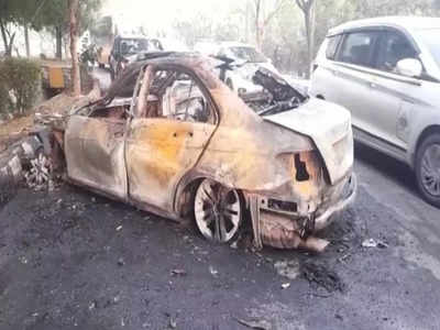 Mercedes Accident: ग्रेटर नोएडा में पेड़ से टकराकर जल गई मर्सिडीज कार, जिंदा जलकर मर गया अंदर बैठा शख्स