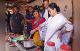 Mamata Banerjee: সোনাঝুরিতে চা বানালেন মুখ্যমন্ত্রী, জমাটি আসরে পরিবেশন জেলাশাসকের