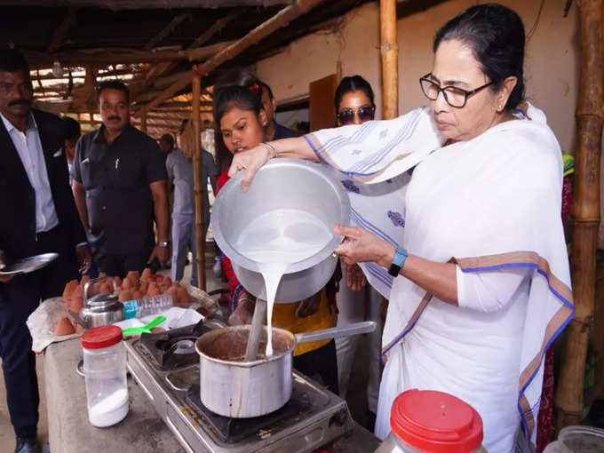 নিজে হাতেই বানালেন চা