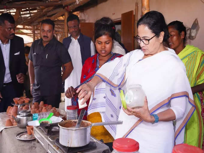 শান্তিনিকেতনে চায়ের দোকানে মমতা