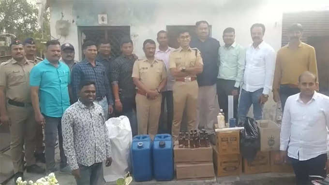 dhule police raid on illegal liquor factory