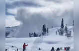 Gulmarg Avalanche: स्कीइंग के दौरान अचानक गिरी 20 फीट बर्फ की दीवार, नीचे दब गए 21 टूरिस्ट, 2 की मौत, तस्वीरें