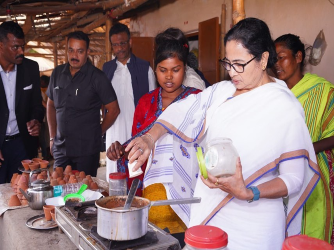 Mamata Banerjee making tea