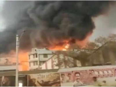 हैदराबाद में लगी भीषण आग, डेकोरेशन कंपनी का गोदाम जलकर हुआ खाक