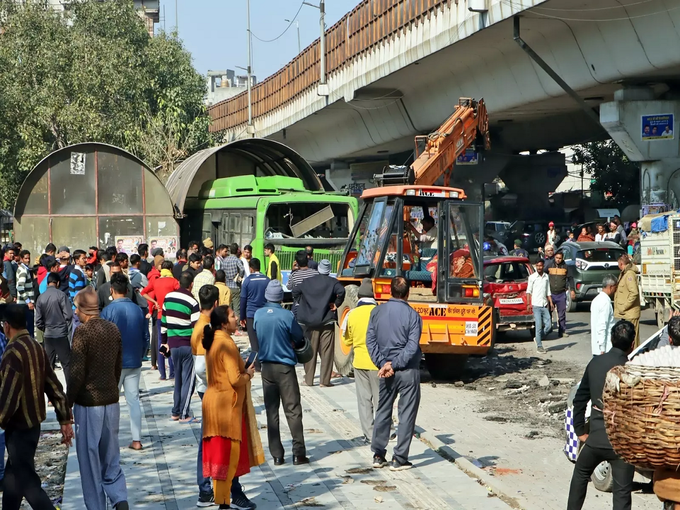 हादसे के बाद घटना स्थल पर जुटे लोग