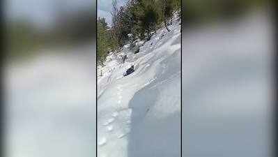 Video: शिमला के इस गांव में 7 दिन से नहीं आ रहा था पानी, 4 फीट बर्फ में 3 किमी पैदल चल बहाल की सप्लाई