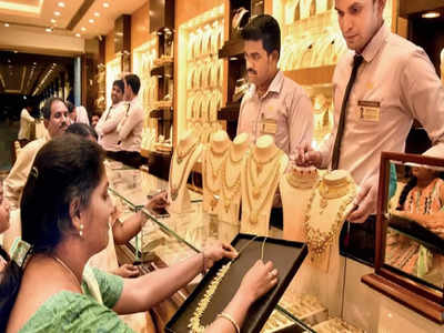 Gold Rate: ಏರುತ್ತಲೇ ಇದೆ ಚಿನ್ನದ ರೇಟು! ಇಳಿಯೋದು ಯಾವಾಗ? ಗ್ರಾಹಕ ಏನು ಮಾಡಬೇಕು?