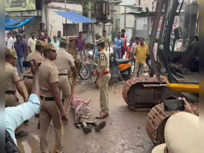 பாளையங்கோட்டை தினசரி சந்தை கடைகளை இடிக்க எதிர்ப்பு - போலீசாருக்கும் வியாபாரிகளுக்கும் தள்ளுமுள்ளு