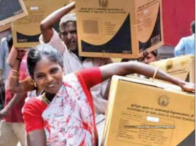 प्रेशर कूकर, डिनर सेट बांटने से लेकर तीर्थयात्रा करवाने तक.. जानें कर्नाटक में वोटरों को कैसे लुभा रहे प्रत्याशी