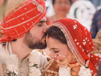 Chitrashi Rawat Wedding: चक दे फेम चित्राशी ने लिए बॉयफ्रेंड ध्रुवादित्य संग 7 फेरे, शादी की फोटो आई सामने
