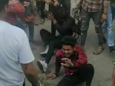 Indore में एक्‍सीडेंट के बहाने बदमाश कार चालक से चाकू अड़ाकर मांग रहे थे पैसे, भीड़ पकड़कर कर दी पिटाई