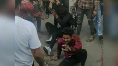 Indore में एक्‍सीडेंट के बहाने बदमाश कार चालक से चाकू अड़ाकर मांग रहे थे पैसे, भीड़ पकड़कर कर दी पिटाई