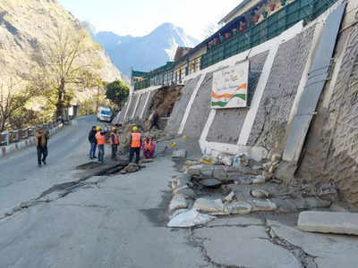 Joshimath में पूछा जा रहा कहां बसना चाहते हो? आपदा पीड़ितों ने फूंका उत्‍तराखंड सरकार का पुतला