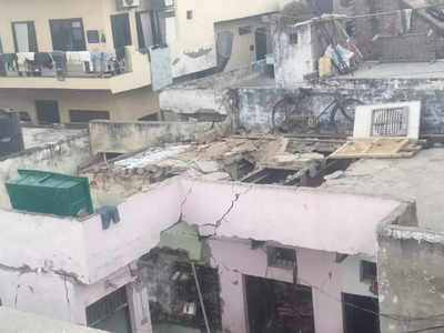 Agra में गीजर फटने से मकान की छत गिरी, पति-पत्नी और छह साल की बच्ची मलबे में दबी