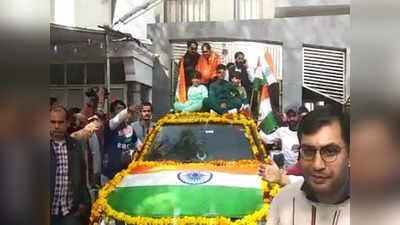 घर लौटने पर T20 विश्वकप चैपिंयन टीम की खिलाड़ी Parshvi Chopra का जोरदार स्वागत, लोगों ने निकाला रोड शो
