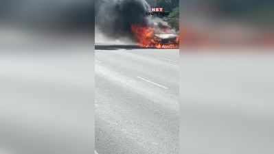 Ranchi Video: रांची में बीच सड़क पर चलती कार जल कर खाक, देखिए वीडियो