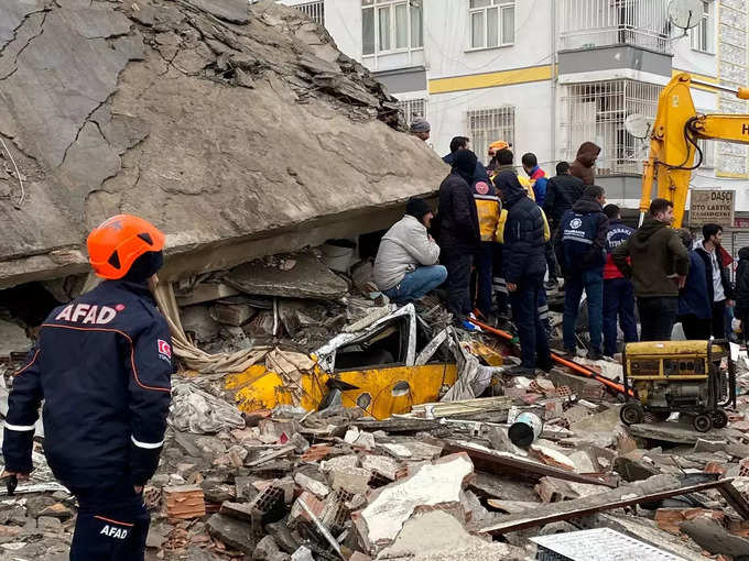 एक के बाद एक भूकंप के झटकों से कई शहर तबाह