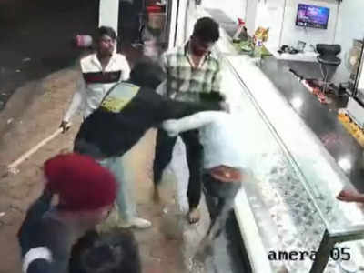 VIDEO : पुण्यानंतर आता नगरमध्ये कोयता गँगची दहशत, दुकानाची तोडफोड करत एकाला जबर मारहाण 
