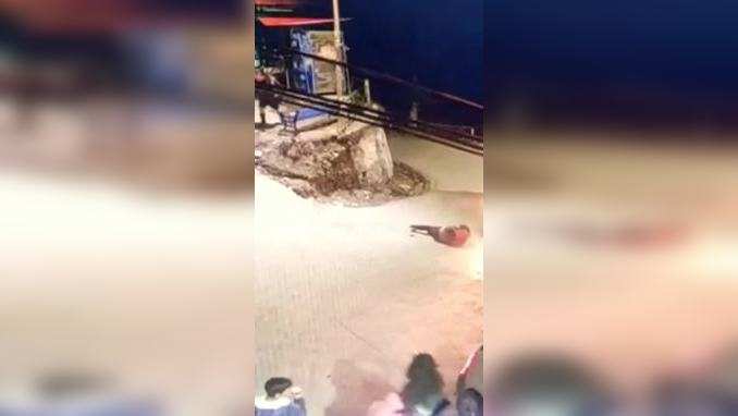 Video: शिमला में युवती को टक्कर मारने के बाद मोमोज के स्टॉल में घुसी कार, ब्रेक फेल होने से हुआ हादसा