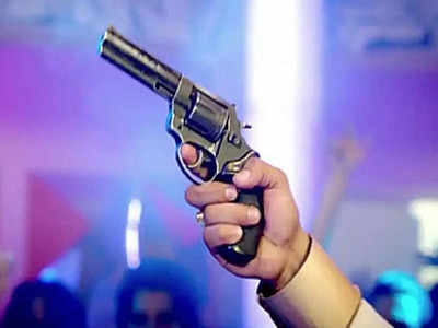 Bulandshahr: पिता की बंदूक से नाबालिग ने की हर्ष फायरिंग, गोली लगने से शादी में आए एक युवक की मौत, दूसरा गंभीर